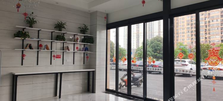 南宁铂金公寓(广西民族大学相思小镇店)图片