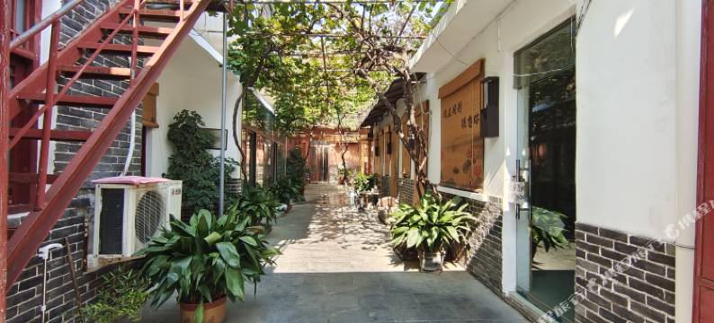山与庭院民宿图片