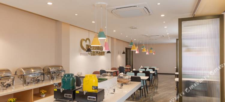 曼枫四季Plus酒店(宾阳凤凰湖公园力沃广场店)图片