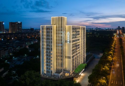 广州番禺长隆钟村地铁站亚朵酒店外景图