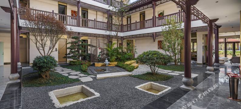 楚雄金色天华酒店(楚雄站彝人古镇店)图片