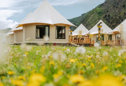 百年藏寨帐篷营地外景图