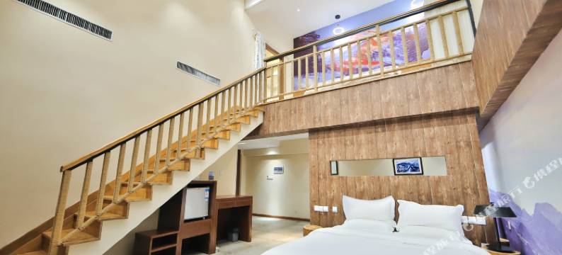 初熹山居里酒店(长白山北坡集散中心云顶市集店)图片