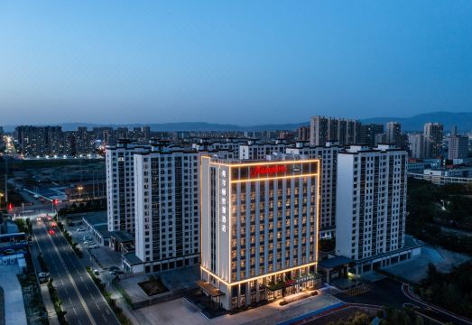 张掖高铁西站希尔顿欢朋酒店外景图