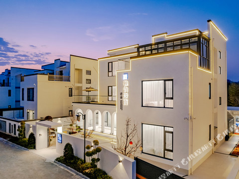 独韵豊雨·Holiday新中式湖景美宿(婺源水墨上河景区店)