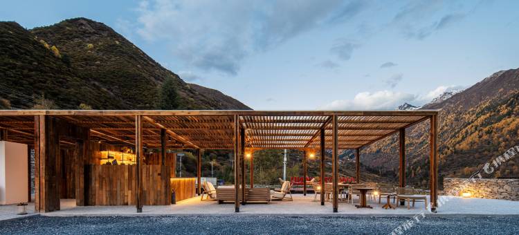 四姑娘山等风来雪山民宿(长坪沟景区长青山寨观景平台店)图片