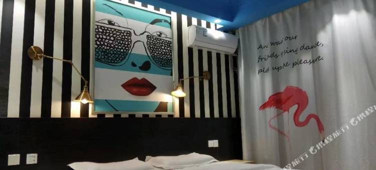 轻住酒店·果然精品(乐松机场巴士凯旋广场店)图片