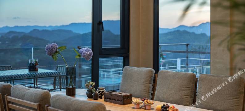 下岩贝山上的云民宿图片