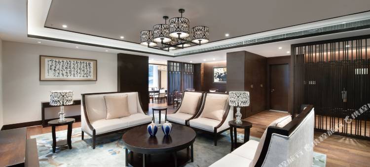 亚丁日松贡布皇冠假日酒店图片