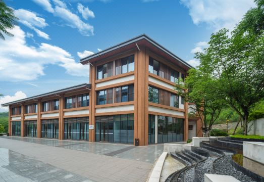 雅安蒙顶山花间驿·梅源里外景图