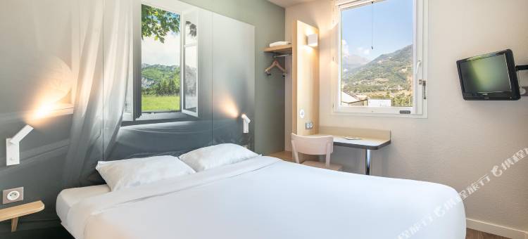 圣让德莫里安住宿加早餐酒店(B&B Hôtel Saint Jean de Maurienne)图片