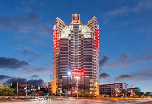 岷山青藏铁道酒店（西宁火车站王府井店）外景图