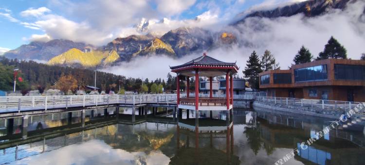 朗秋泊岸山居图片