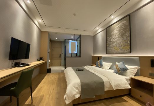 Garze Chin lives in a hotelHotel Overview