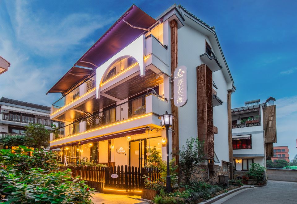  Hotel Overview