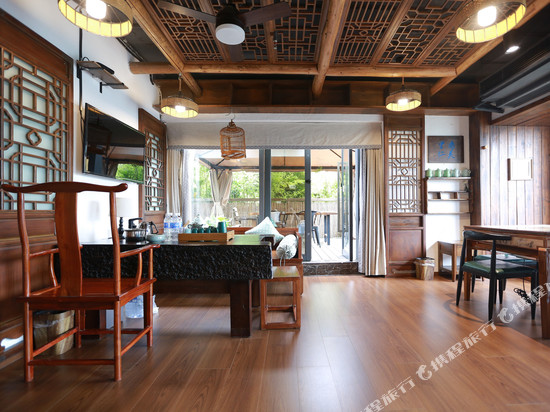 里仁巷酒店(重庆石桥铺陈家坪地铁站店)