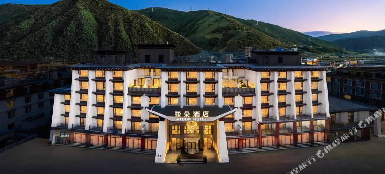 康定新都桥318国道亚朵酒店图片