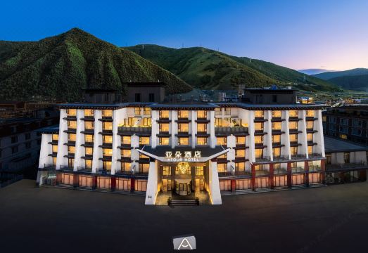 康定新都桥318国道亚朵酒店外景图