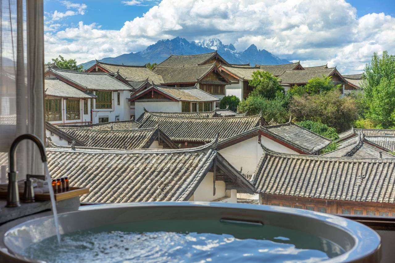 丽江古城·半山漫庭·日照金山雪山胜景观景度假民宿(四方街店)图片