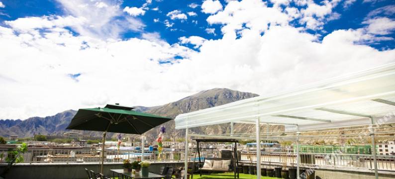 在路上精品客栈(布达拉宫店)图片