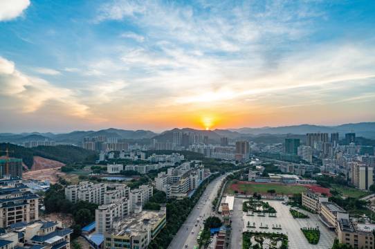 丽呈朗誉酒店(茂名信宜教育城流云阁观光塔店)图片