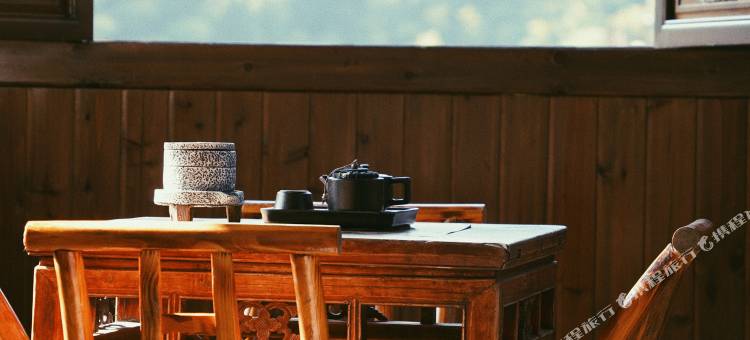 古树旁客栈图片