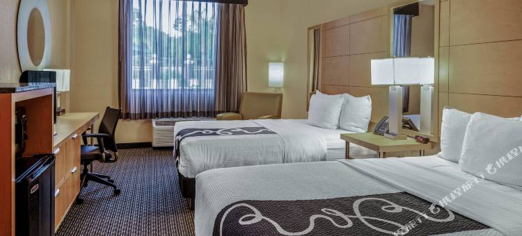 那不勒斯市区拉昆塔温德姆套房酒店(La Quinta Inn & Suites by Wyndham Naples Downtown)图片