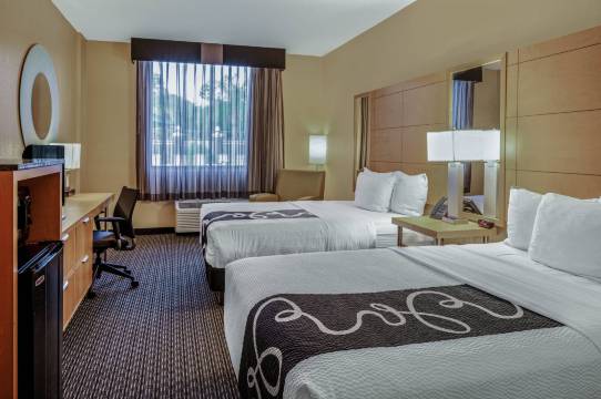 那不勒斯市区拉昆塔温德姆套房酒店(La Quinta Inn & Suites by Wyndham Naples Downtown)