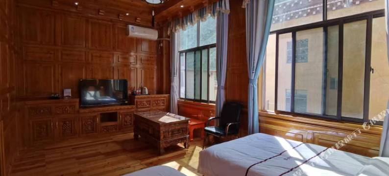 巴塘雄孔温泉民宿图片