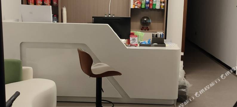 叶鸿轻居温馨主题宾馆(大连梭鱼湾足球场店)图片