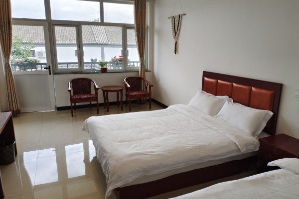 柳沟京翠苑位于延庆柳沟村道路西侧,共有东西二个小院,东院以住宿为主