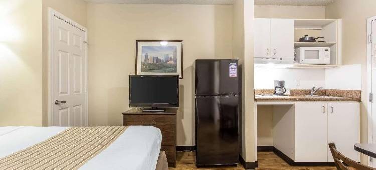 北卡罗来纳大学夏洛特分校附近郊区开放式客房酒店(Suburban Studios Near University of North Carolina-Charlotte)图片