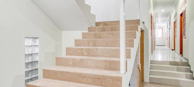 红多兹酒店-近雅加达塔曼迷你(RedDoorz Near Taman Mini Jakarta)图片