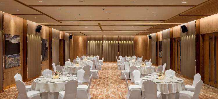 伊多尔-尼帕尼亚温德姆华美达安可酒店(Ramada Encore by Wyndham Indore Nipania)图片