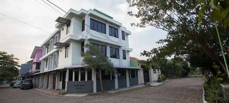红多兹伊斯兰酒店-近DBL竞技场2号(RedDoorz Syariah Near Dbl Arena 2)图片
