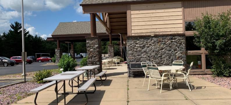 布莱克里弗福尔斯美吟温德姆酒店(AmericInn by Wyndham Black River Falls I-94 on ATV Trail)图片