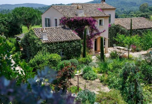 Jewel nested in the middle of the vineyards Hotel Overview