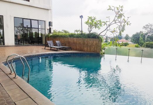 Relieved 1Br Apartment at Serpong Greenview Hotel Overview