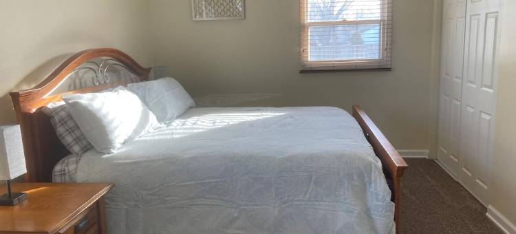 安静社区内新近翻修的三卧室两浴室双拼住宅一侧度假屋.(3 bedroom, 2 bath in a quiet neighborhood. Newly remodeled side of a duplex.)图片