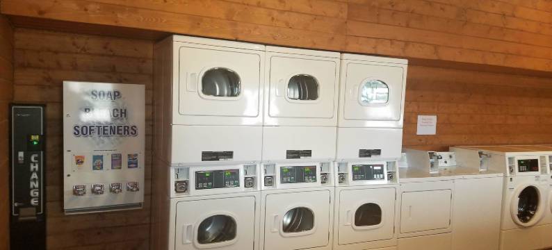 斯戴特莱恩小屋房车酒店(Stateline Cabins & RV)图片