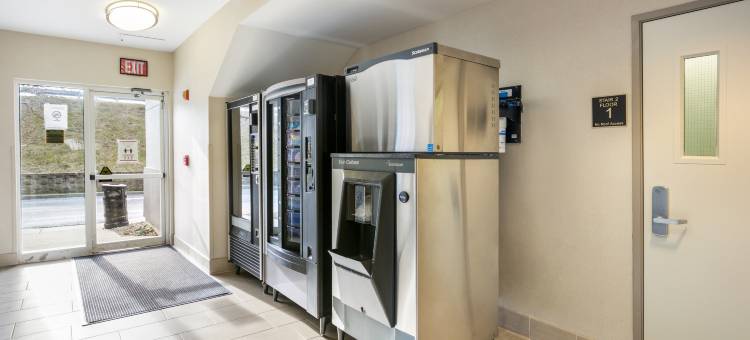 波士顿洛根红顶Plus酒店(Red Roof Plus+ Boston - Logan)图片