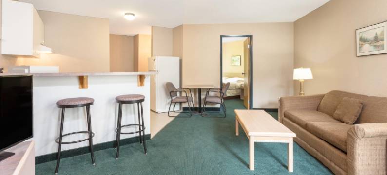 戈尔登温德姆速8酒店(Super 8 by Wyndham Golden)图片