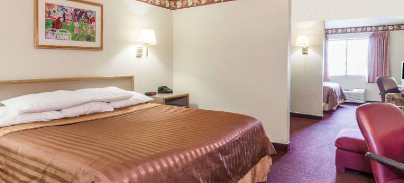 普拉特城机场Travelodge by Wyndham酒店(Travelodge by Wyndham Airport Platte City)图片