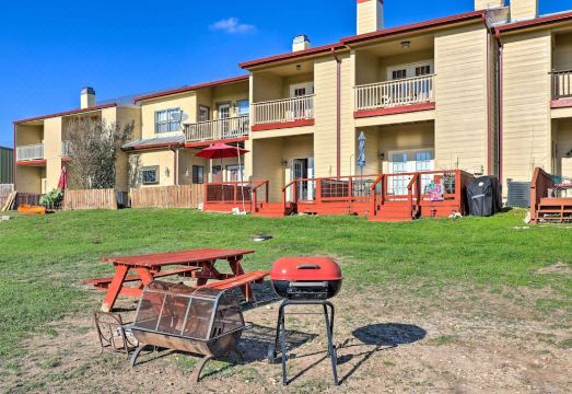 Canyon Lake Townhome w/ Balcony, Deck & Yard!Hotel Overview