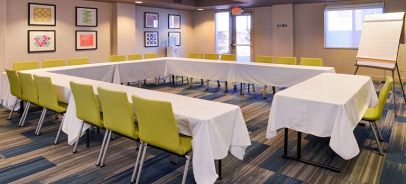 Holiday Inn Express 伍德兰德(Holiday Inn Express WOODLAND by IHG)图片