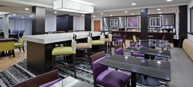 底特律都会机场拉昆塔温德姆套房酒店(La Quinta Inn & Suites by Wyndham Detroit Metro Airport)图片