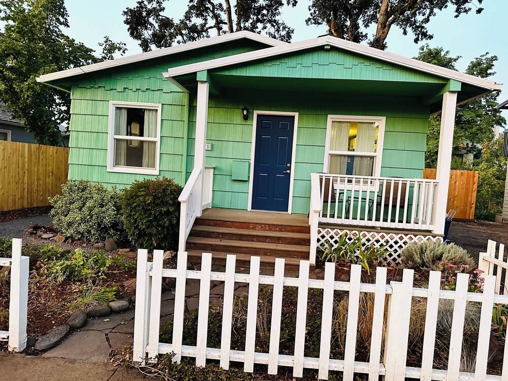 The Shamrock Creekside Cottage- ONE BLOCK FROM DOWNTOWN & on the CREEK!