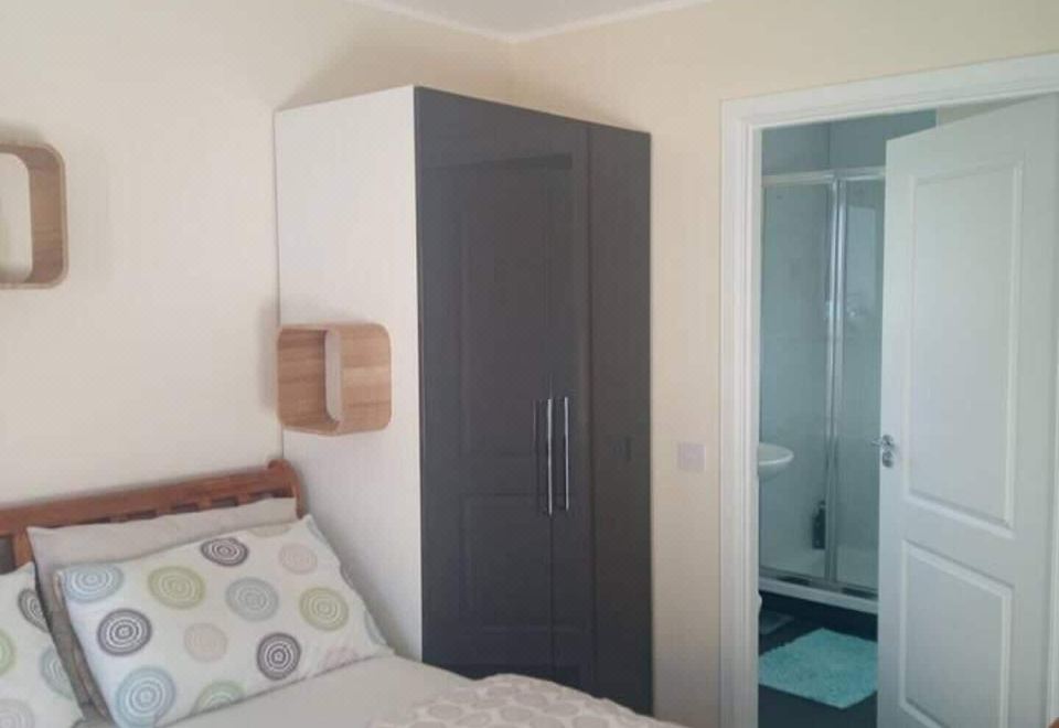 2 Bed Cottage Sleeps 4 -Private Garden -Pets Okay Hotel Overview