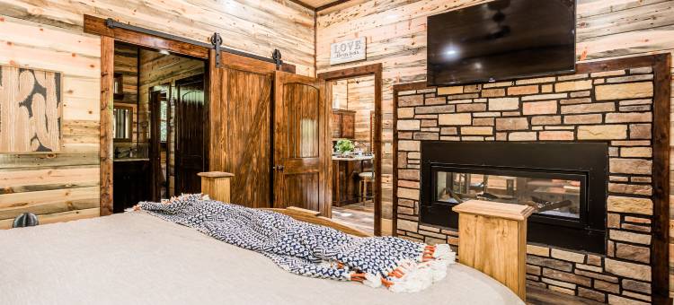Stunning Cabin with Gas Fireplace and Hot Tub - Gorgeous Ample Retreat图片