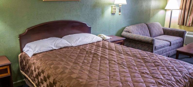 普利茅斯 64 号高速公路罗德威套房酒店(Rodeway Inn & Suites Plymouth Hwy 64)图片